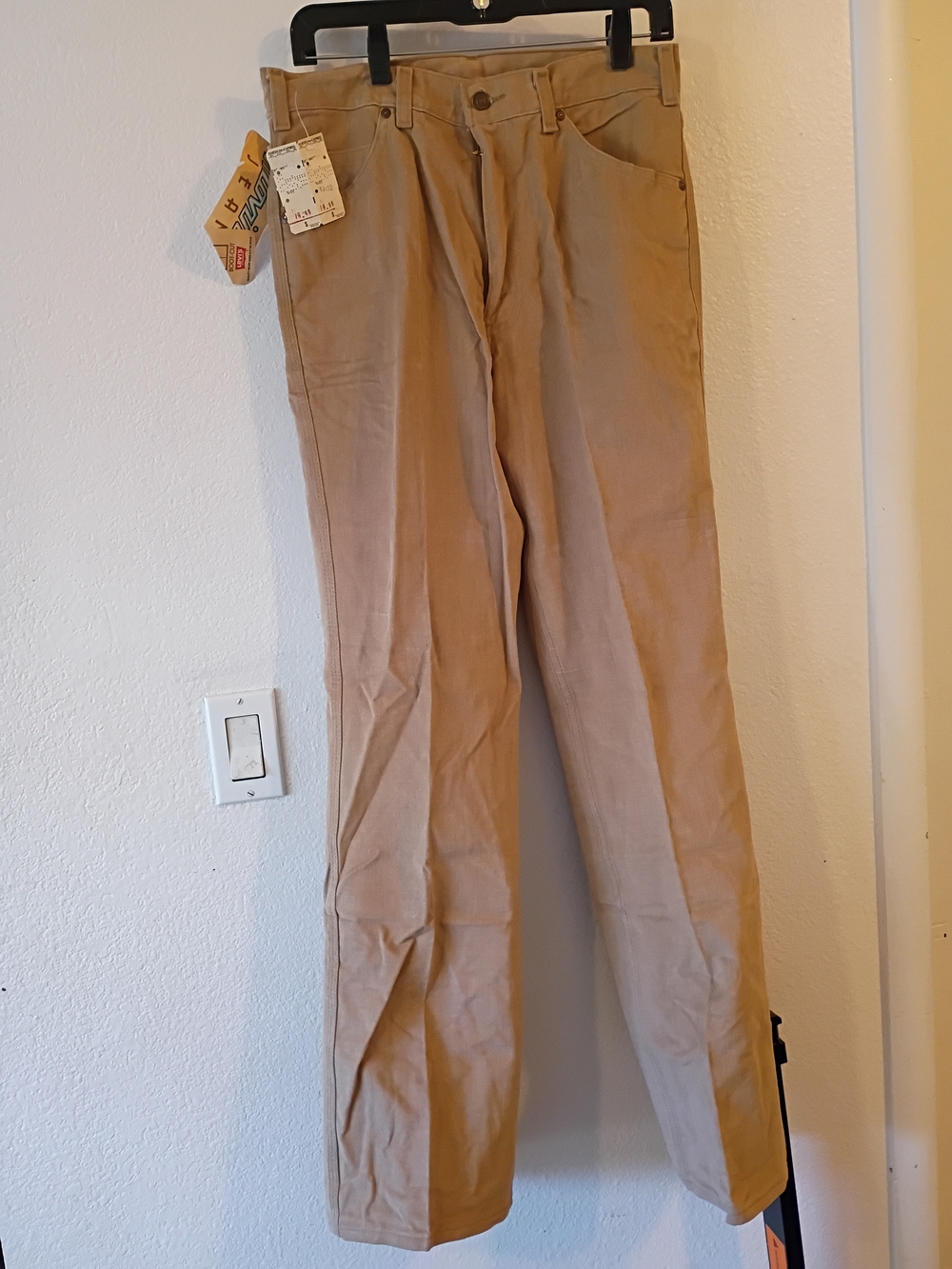 Levi's Men's Bootcut Jeans in Light Tan